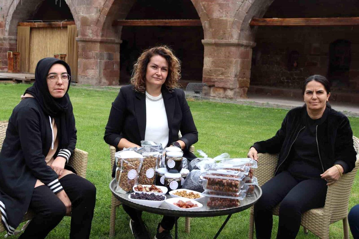 Kayseri'de Kadın Kooperatifleri İlçenin Yöresel Ürünlerini Tanıtıyor