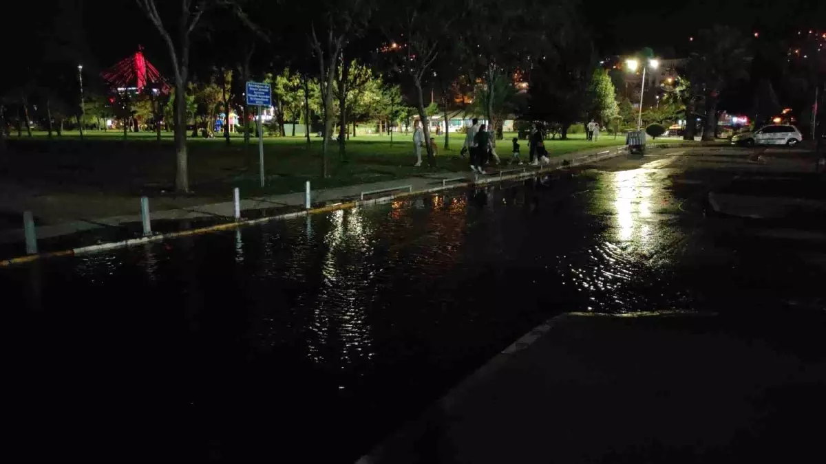 İzmit Sahili'nde Lodos Etkisi: Otopark Sular Altında