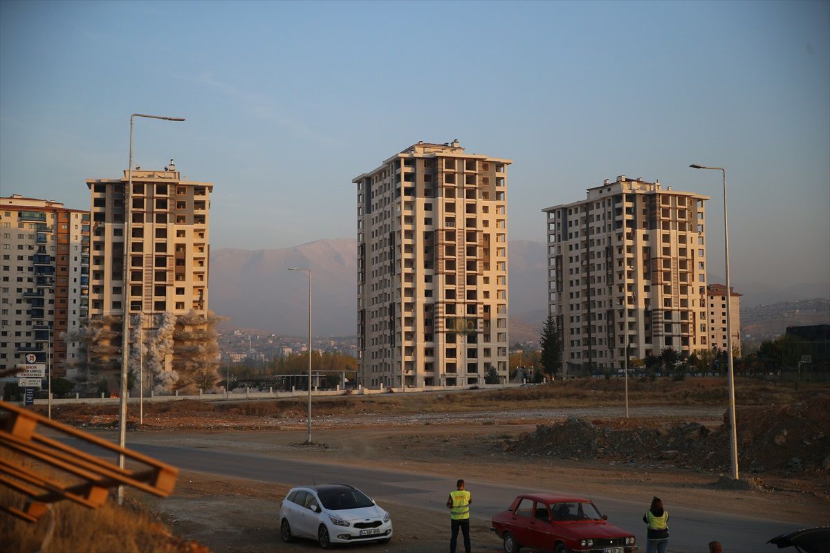 Malatya'da depremden etkilenen 3 bina patlayıcıyla yıkıldı