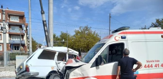 Manisa'da ambulansla otomobil çarpıştı: 2 yaralı