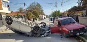 Bolvadin'de park halindeki araca çarpan otomobil devrildi, 3 kişi yaralandı