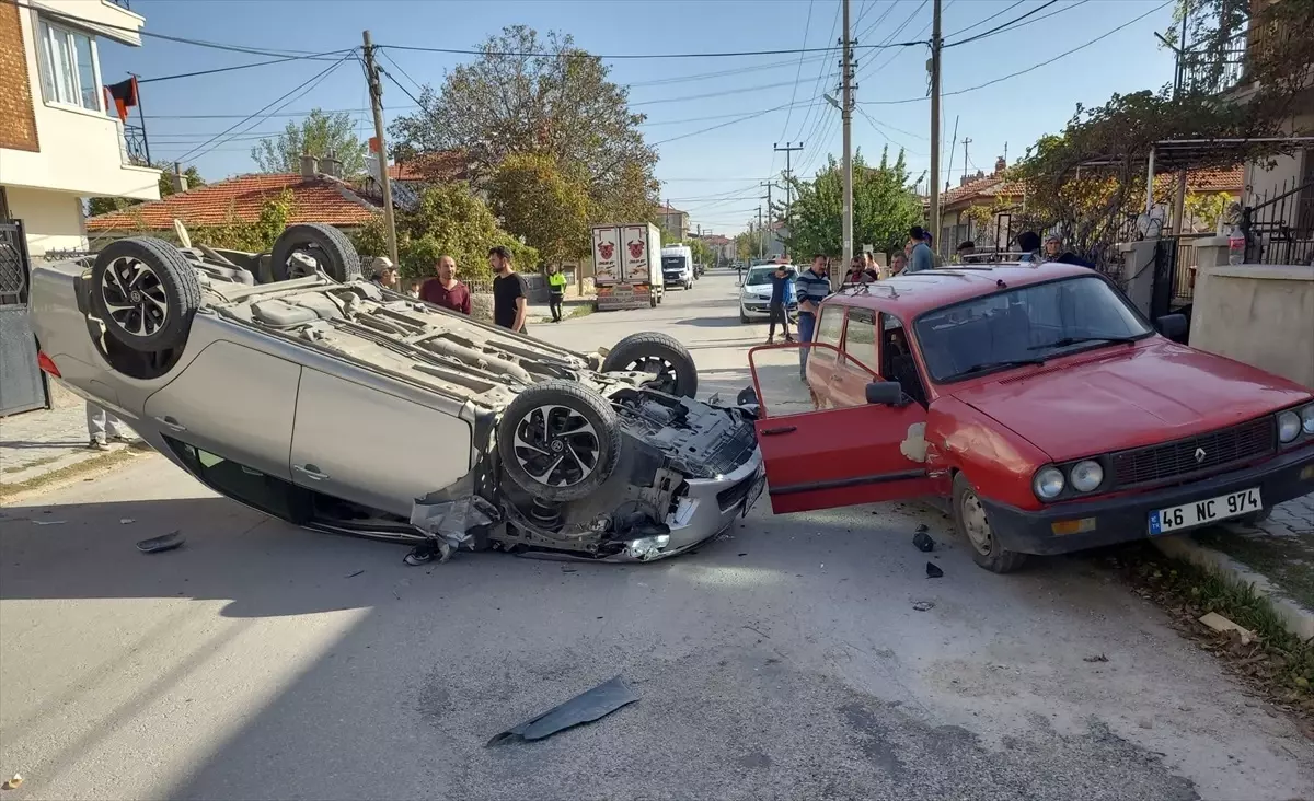 Bolvadin'de park halindeki araca çarpan otomobil devrildi, 3 kişi yaralandı