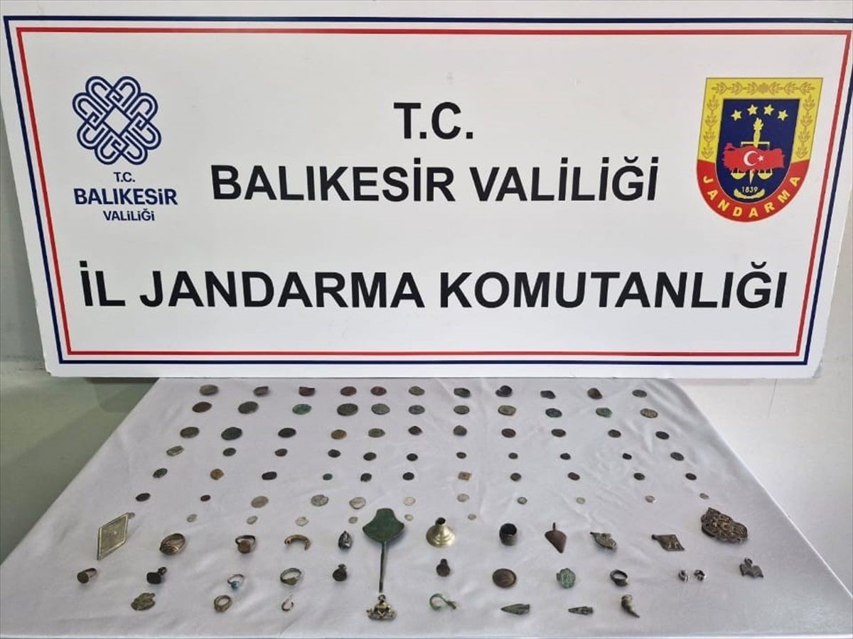 Balıkesir'de tarihi eser operasyonu: 102 sikke ve 33 obje ele geçirildi