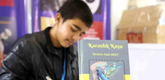 Çadır kentte yaşayan 13 yaşındaki Halil İbrahim, el feneri ışığında kitap yazdı
