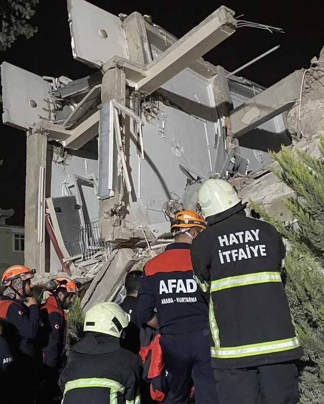 Enkaz üzerinde çekimleri yapılan 'Şahsi Meselemiz' filmi Hataylıları kızdırdı: Bu size açık çağrımızdır Enkaz üzerinde çekimleri yapılan 'Şahsi Meselemiz' filmi Hataylıları kızdırdı: Bu size açık çağrımızdır