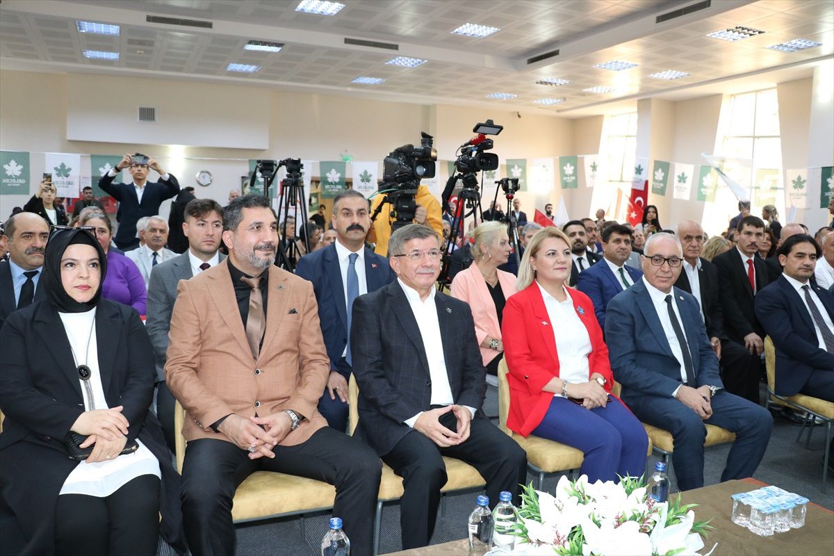Davutoğlu: İsrail saldırılarına karşı birlik olmalıyız
