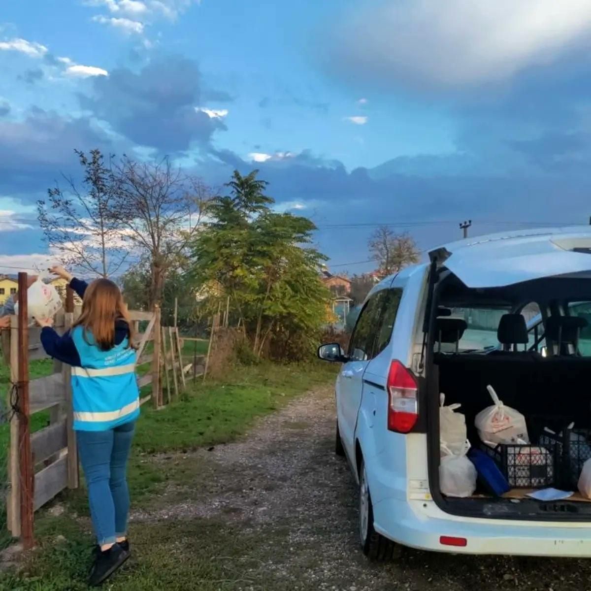Düzce'deki Gençler İhtiyaç Sahiplerine Yemek Ulaştırıyor