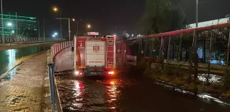 İzmir'de sağanak nedeniyle evler ve iş yerleri su altında kaldı