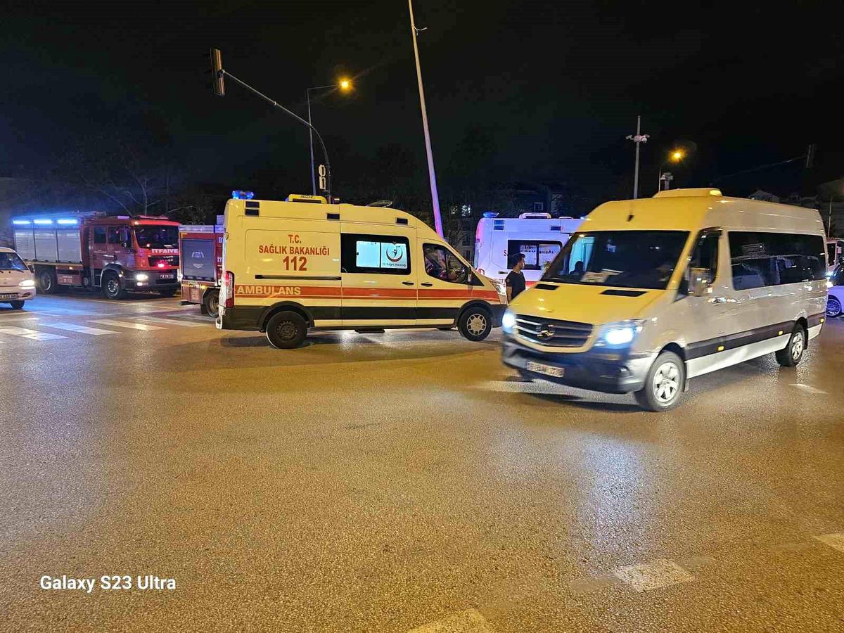 Bursa'da Kırmızı Işıkta Geçen Otomobil Ticari Taksiye Çarptı: 6 Yaralı