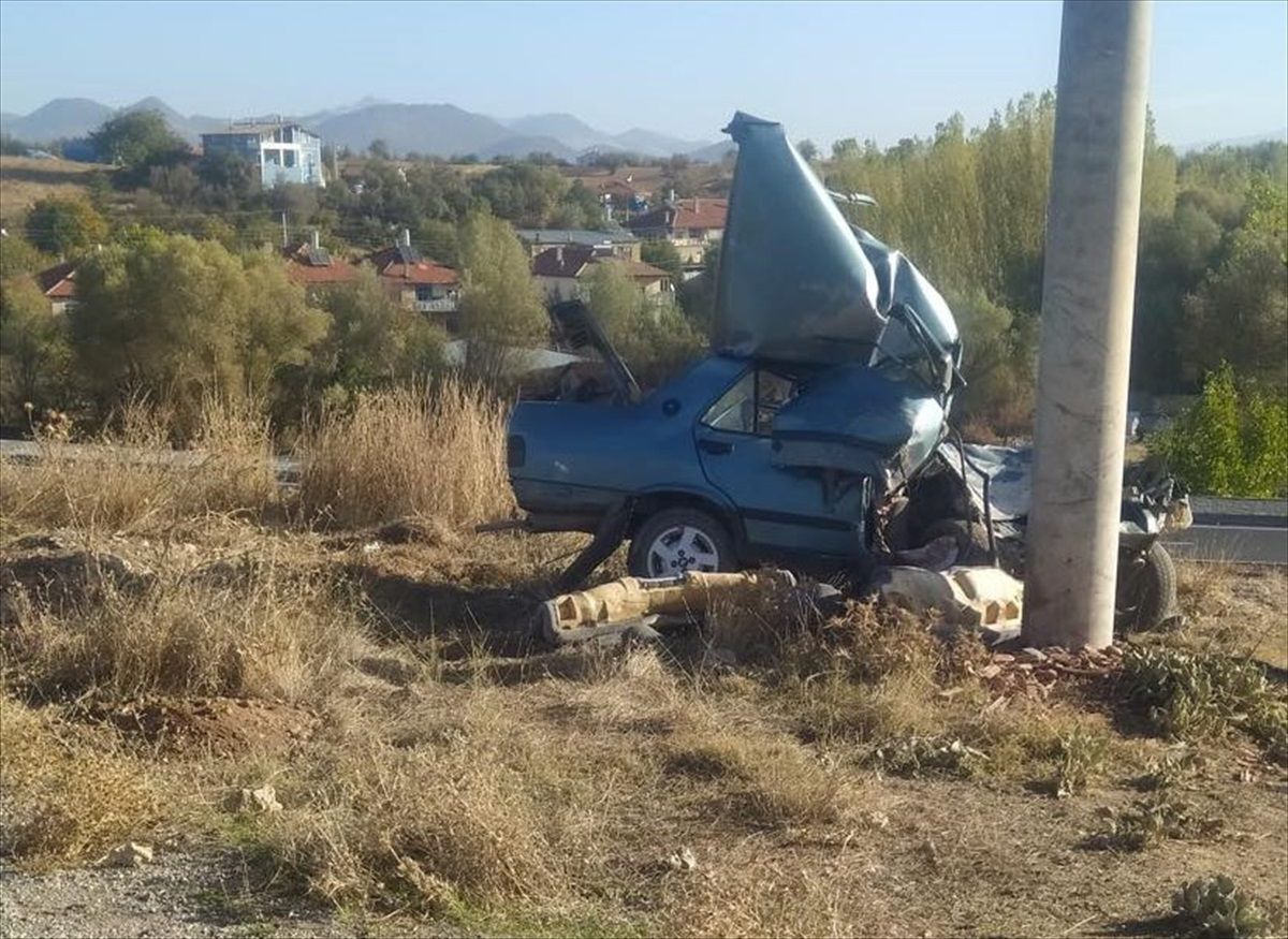 Konya'da trafik kazası: Otomobil beton direğe çarptı, sürücü ağır yaralandı