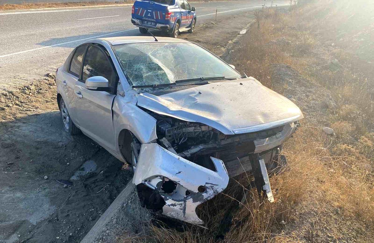 Adıyaman'da Kontrolden Çıkan Otomobil Menfeze Savruldu, Sürücü Yaralandı