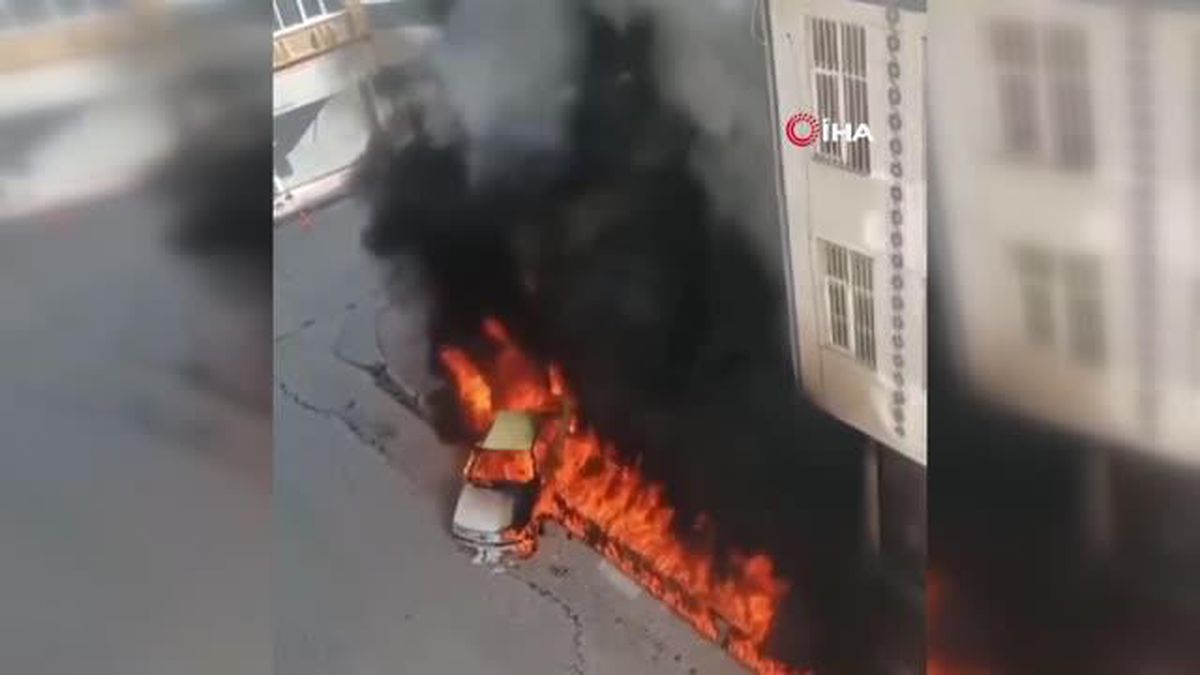 Van'da otomobil yangını iş yerine sıçradı