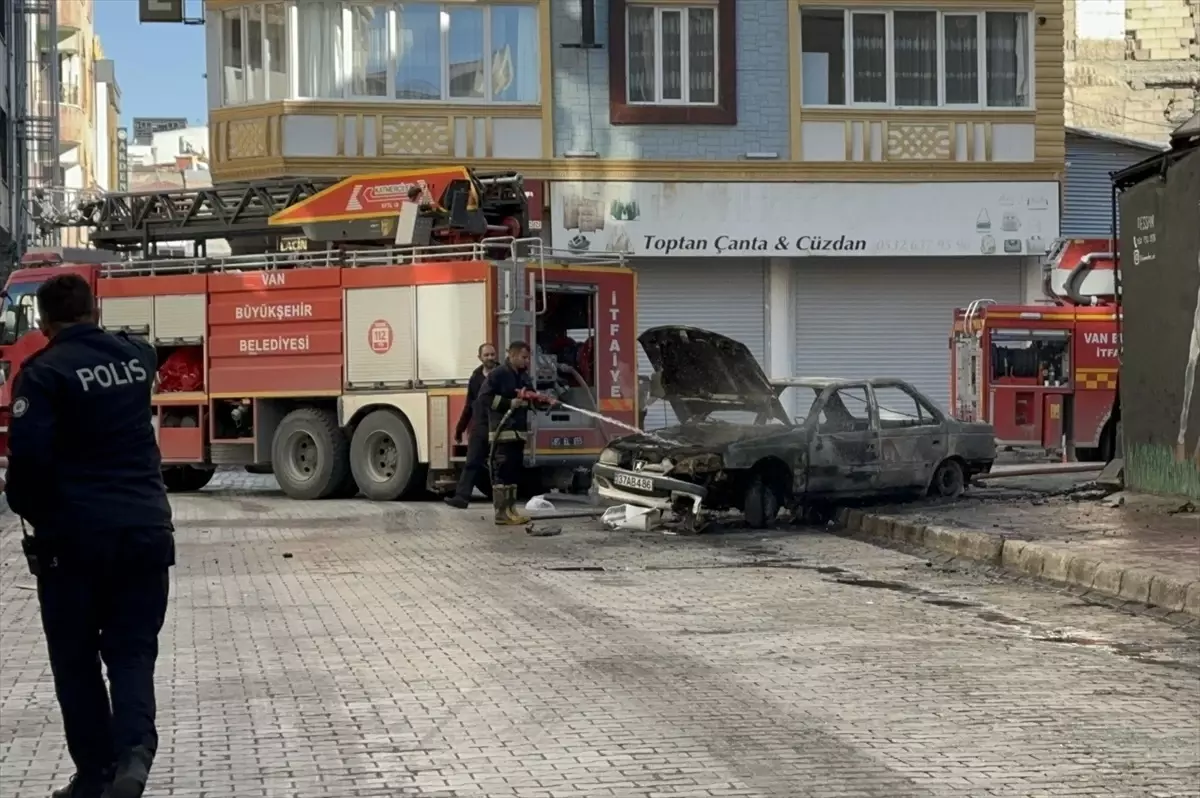 Van'da park halindeki otomobil alev aldı