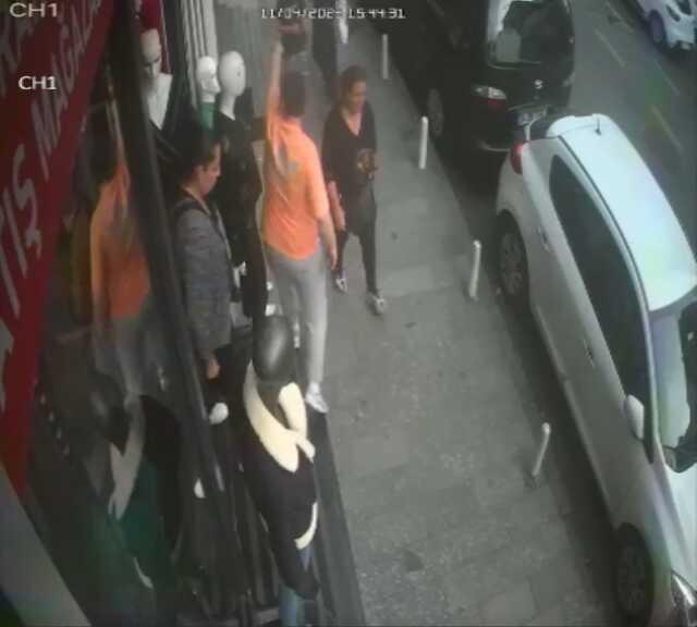 20 aracı yumruklayan şahıs esnaftan dayak yedi! Tek yumrukla yere serildiği anlar kamerada