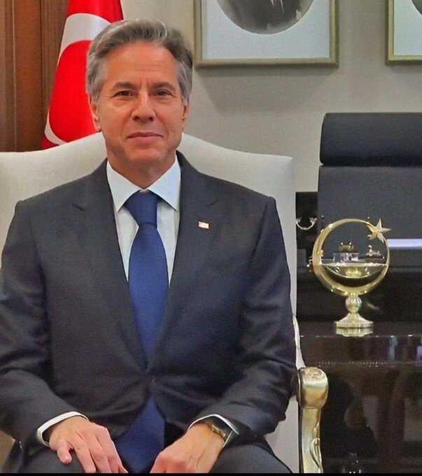 ABD'li Blinken, Ayyıldız içerisinde Mescid-i Aksa'nın yer aldığı biblonun yanına oturtuldu