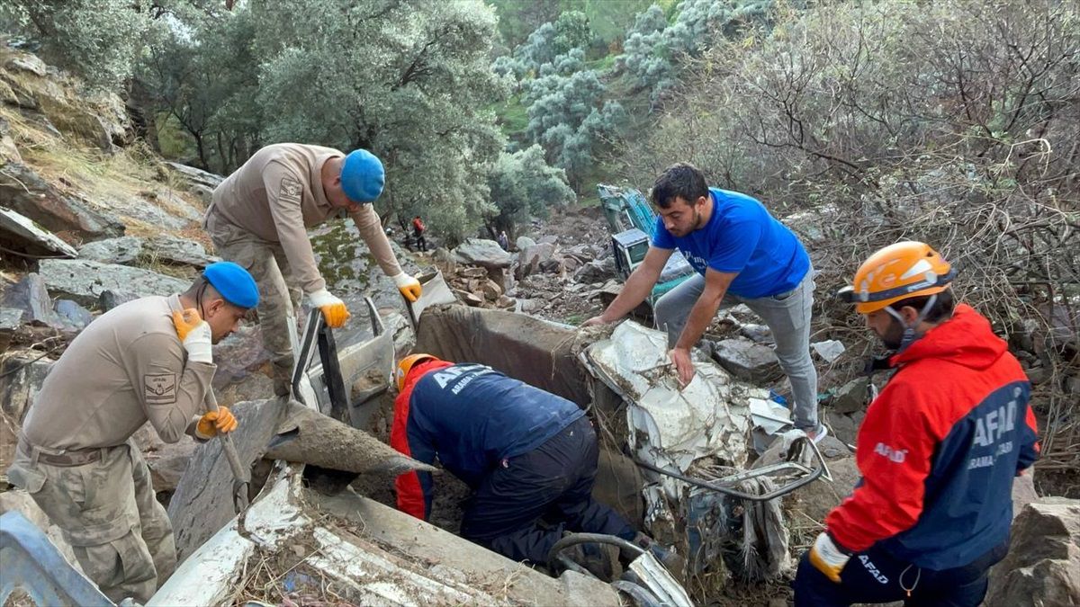 Aydın'ın Söke ilçesinde sel sularına kapılan kişinin arama çalışmaları sürüyor