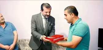 Başkan Işık'tan Akyol ailesine bayrak hediyesi