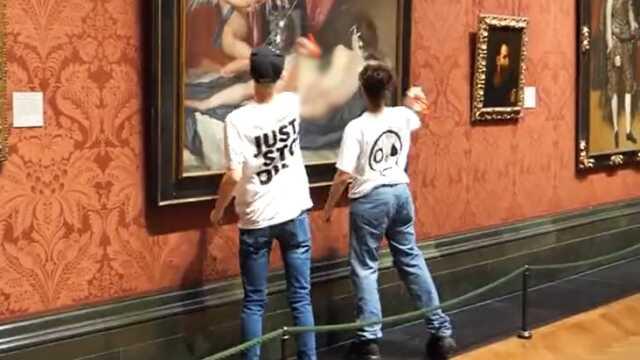 Çevrecilerden 'Aynadaki Venüs' tablosuna çekiçli saldırı Çevrecilerden 'Aynadaki Venüs' tablosuna çekiçli saldırı