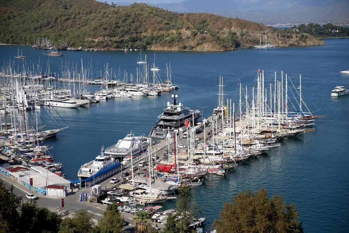 Cayman Adaları bayraklı süper yat Fethiye Limanı'nda yakıt ikmali gerçekleştirdi