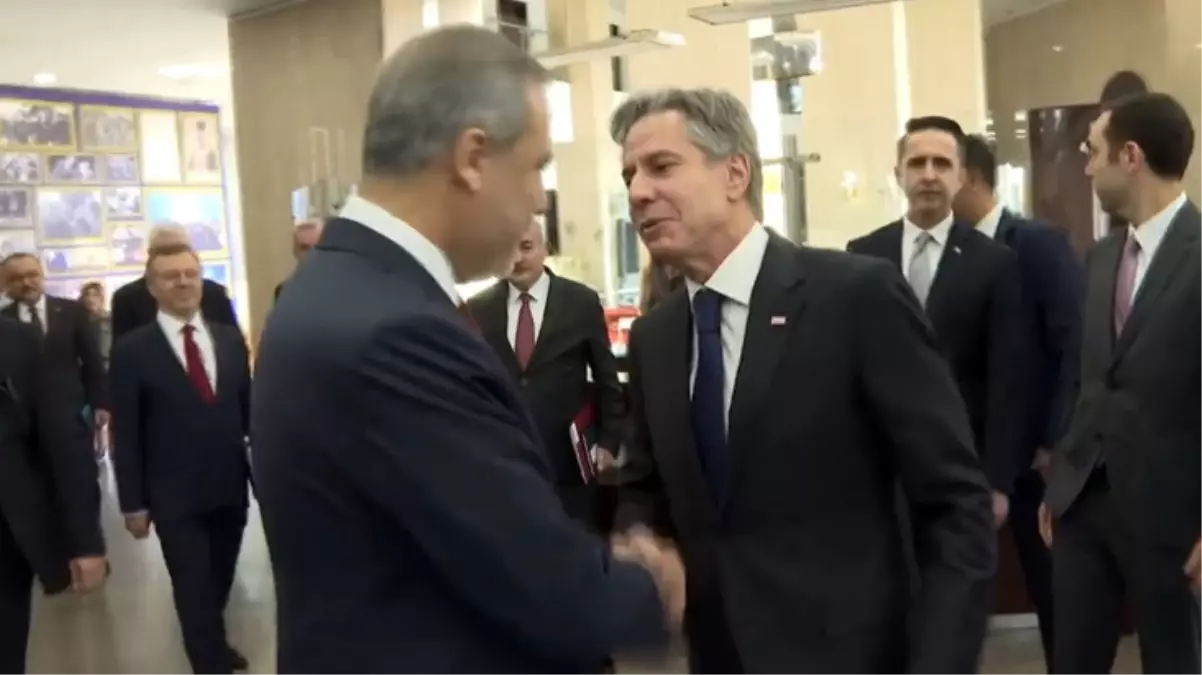 Hakan Fidan, kendisine sarılmak isteyen Blinken'ı böyle engelledi