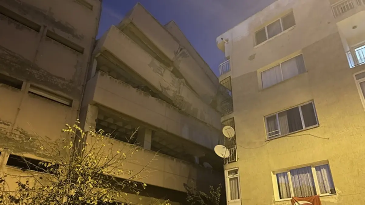 İzmir'de boşaltılan okul binası yıkım sırasında apartmanın üzerine yattı