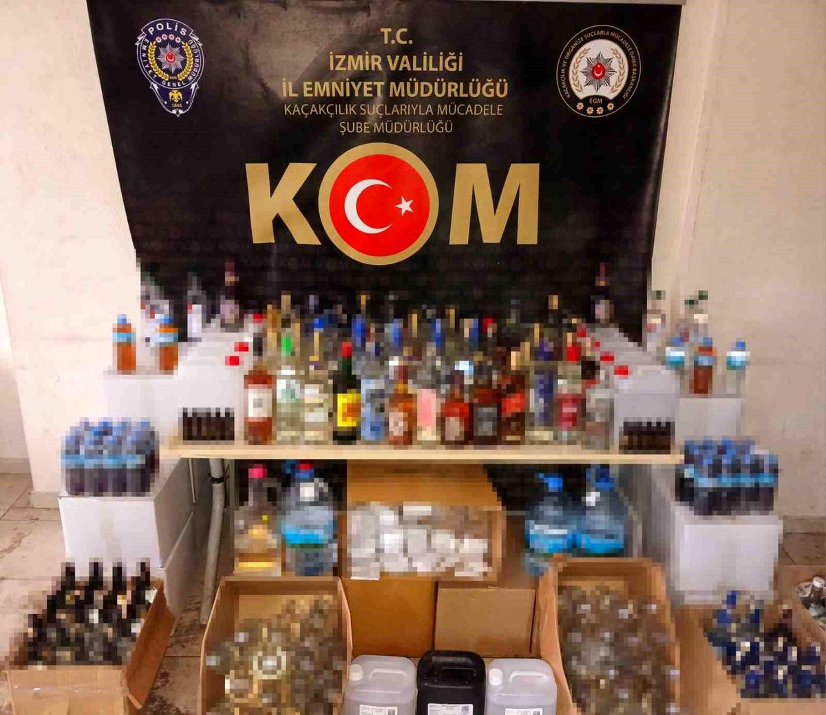 İzmir'de Kaçak Tıbbi Ürün ve Taklit Etiketli Alkol Operasyonu