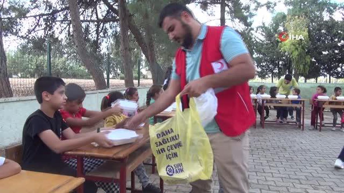 Jandarmadan depremzede çocuklara hamburger ikramı