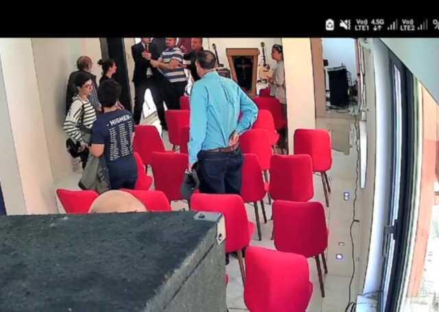 Kilise'de bir garip olay! Kilise Pastörüne tokat attı, 'Hoşgörüsünü Denedim' dedi Kilise'de bir garip olay! Kilise Pastörüne tokat attı, 'Hoşgörüsünü Denedim' dedi