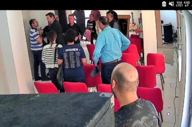 Kilise'de bir garip olay! Kilise Pastörüne tokat attı, 'Hoşgörüsünü Denedim' dedi Kilise'de bir garip olay! Kilise Pastörüne tokat attı, 'Hoşgörüsünü Denedim' dedi