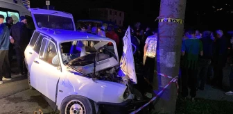 Kartepe'de Otomobil Elektrik Direğine Çarptı: 4 Yaralı