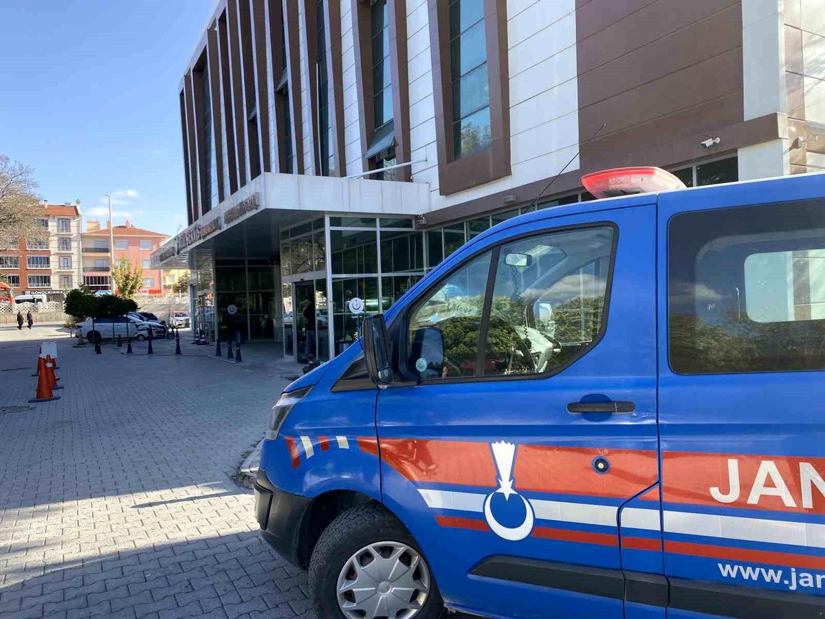 Konya'da otomobil şarampole devrildi: 2 yaralı
