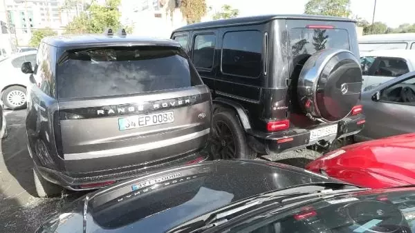 Dilan ve Engin Polat çiftinin el konulan otomobilleri otoparkta görüntülendi
