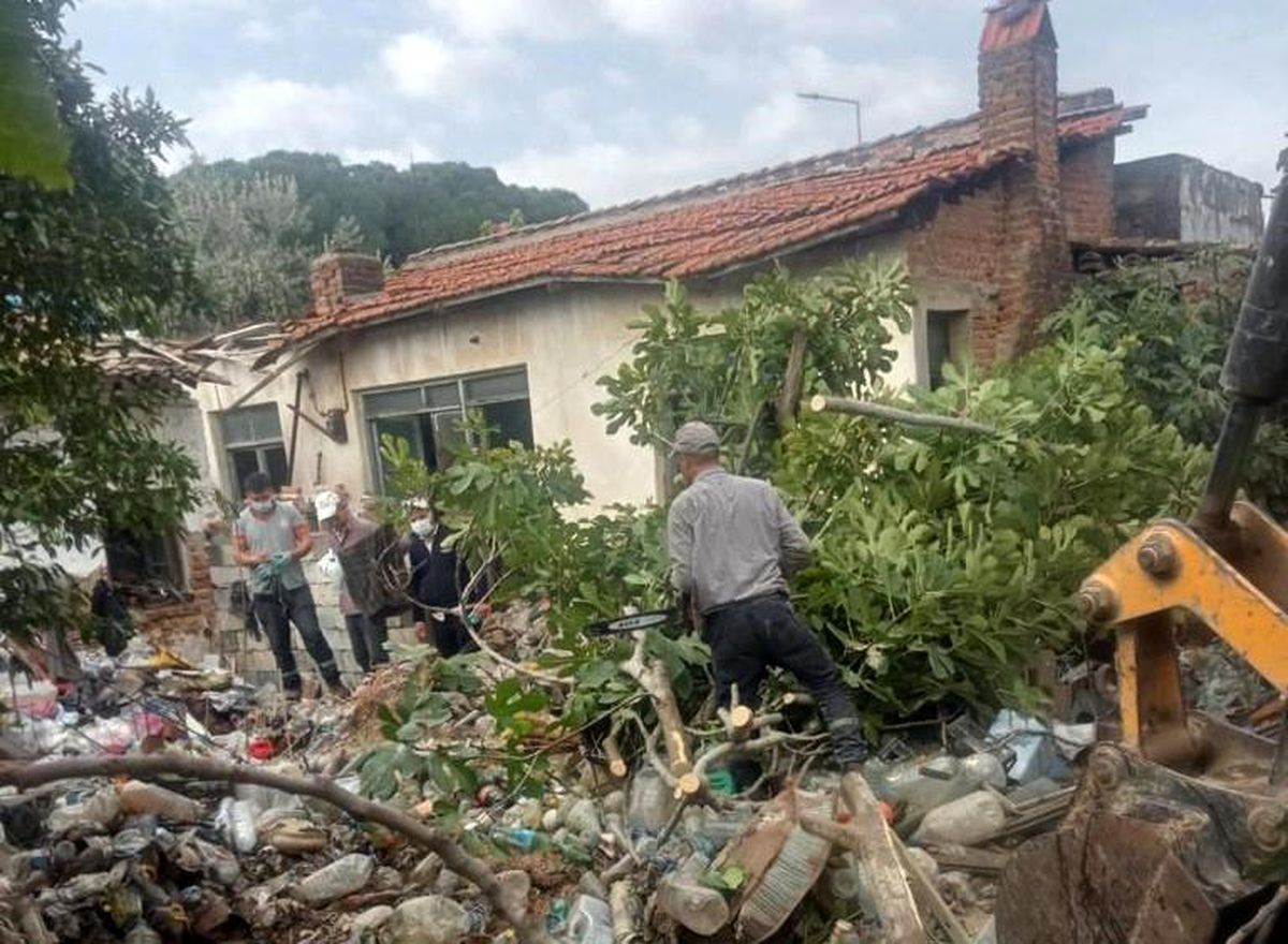 Aydın'da Evden 16 Kamyon Çöp Çıktı