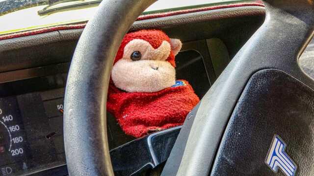 Çalınan aracı bulunan vatandaş, hırsızın sürprizini görünce kahkaha attı: Sanırım bana mesaj vermek istedi