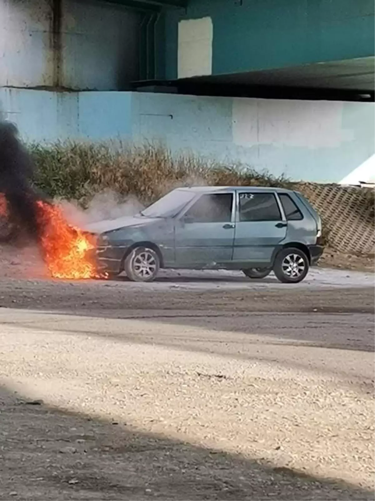 Manavgat'ta park halindeki otomobil yanmaya başladı