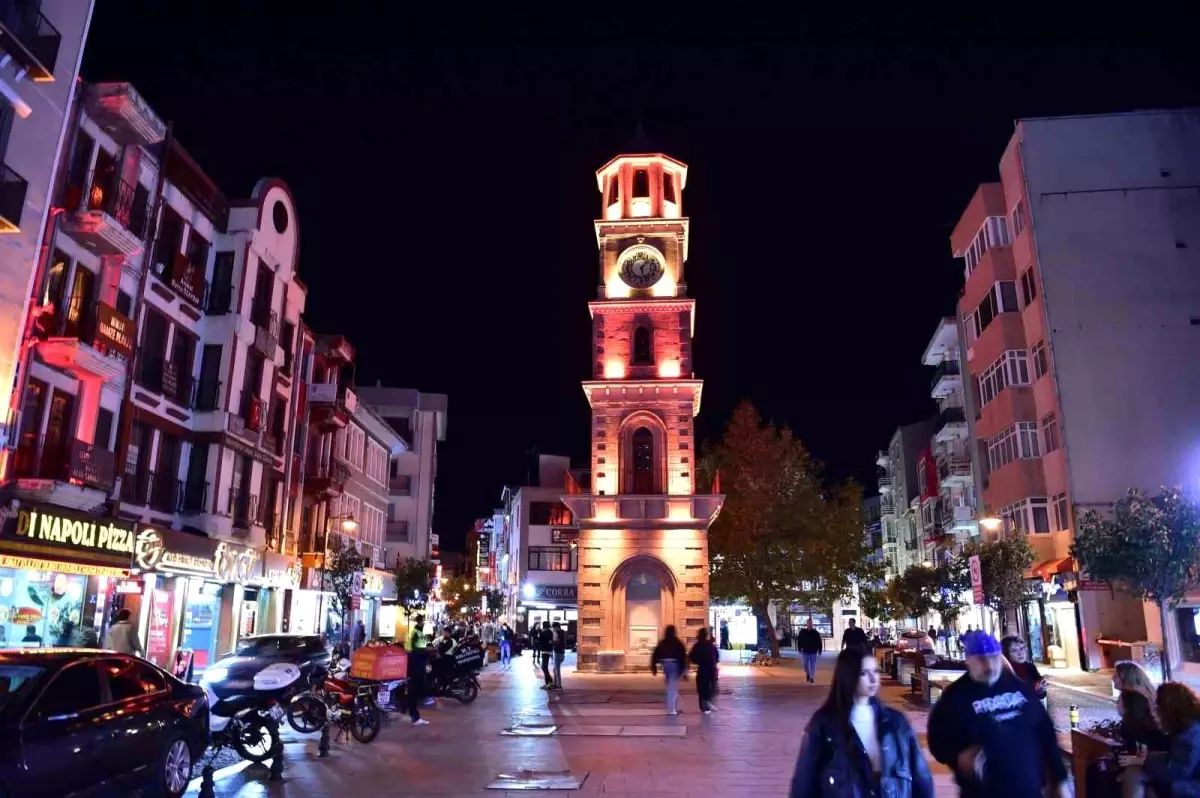 Çanakkale'de Truva Atı ve Saat Kulesi Turuncu Işıklandırıldı
