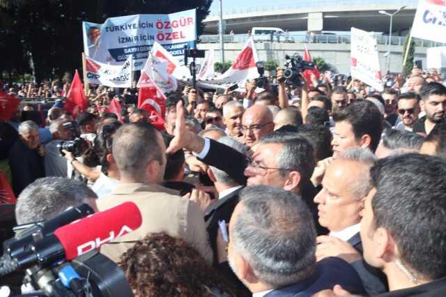 CHP lideri Özgür Özel'i İzmir'de coşkulu bir kalabalık karşıladı! Gazeteciler ve vatandaşlar ezilme tehlikesi yaşadı