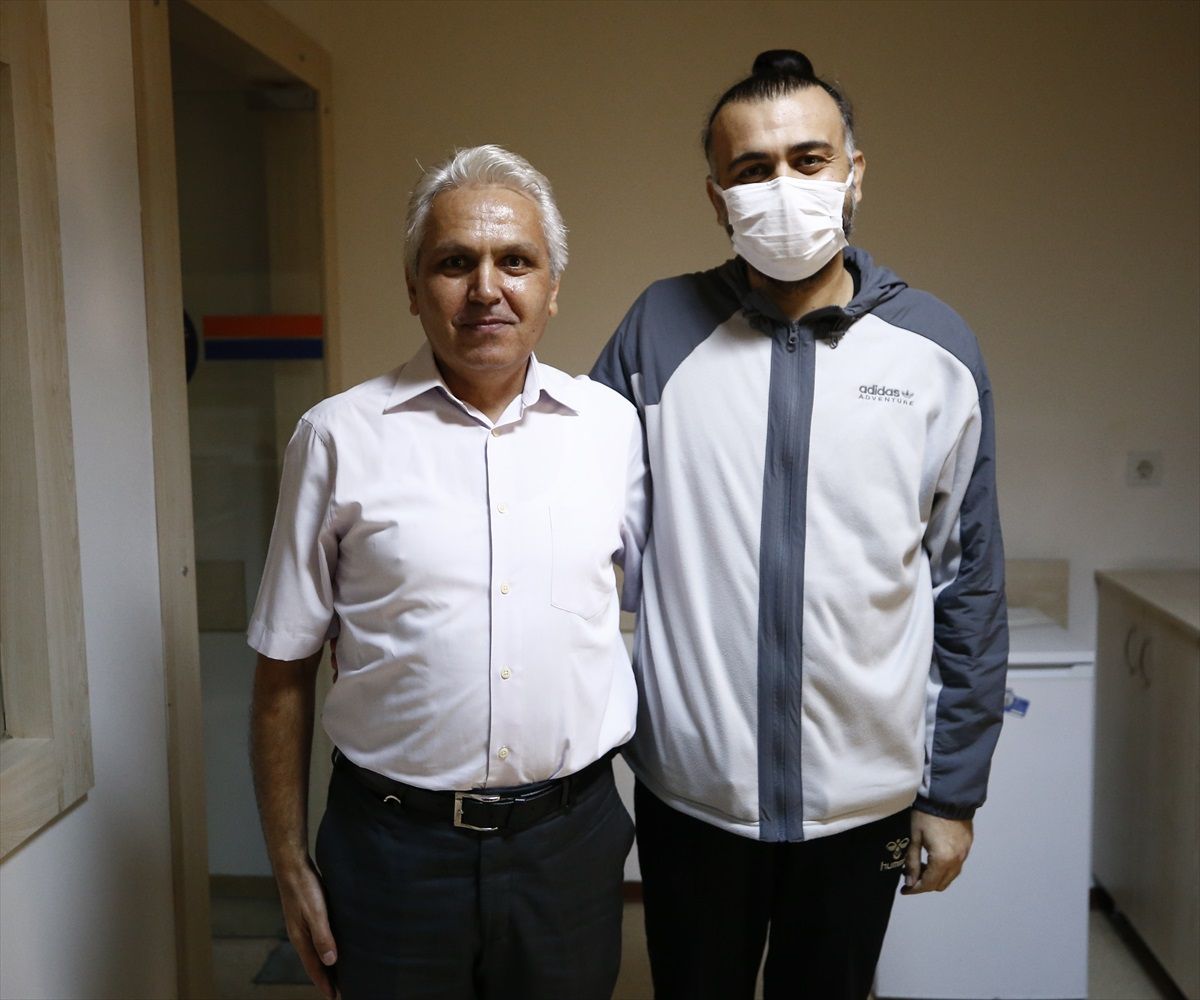 Emekli Polis Memuru, Böbreğini Verdiği Yeğenini Hayata Bağladı