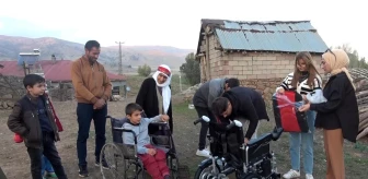 Muş'ta engelli çocuğa akülü tekerlekli sandalye hediye edildi
