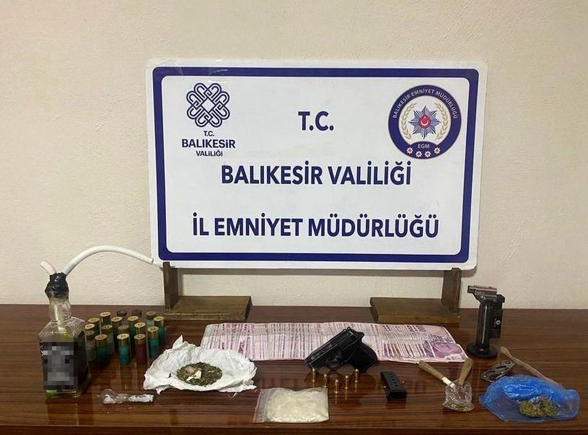 Balıkesir'de Uyuşturucu ve Silah Operasyonu: 2 Araçta ve 1 İş Yerinde Ele Geçirildi