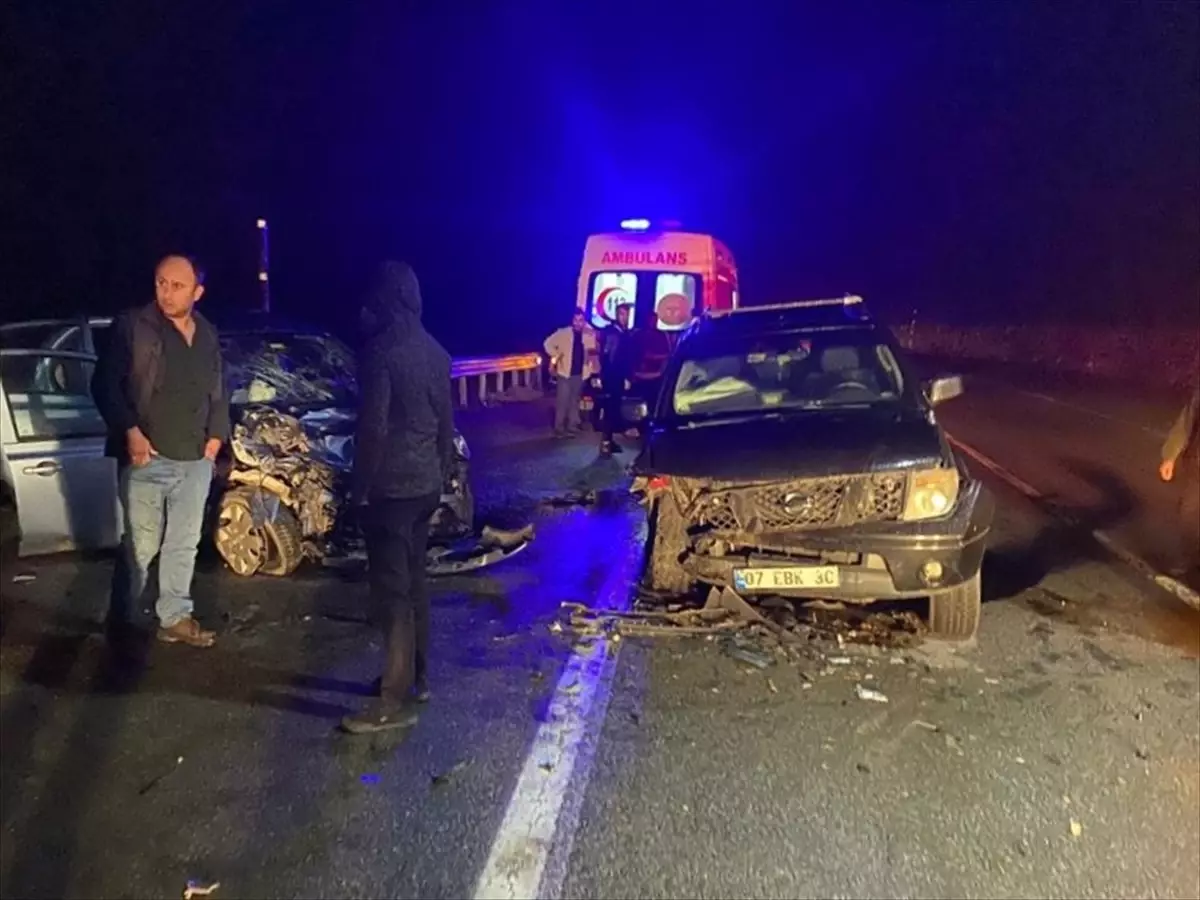 Kırklareli'de Otomobil ile Kamyonet Çarpıştı: 3 Ölü, 2 Yaralı