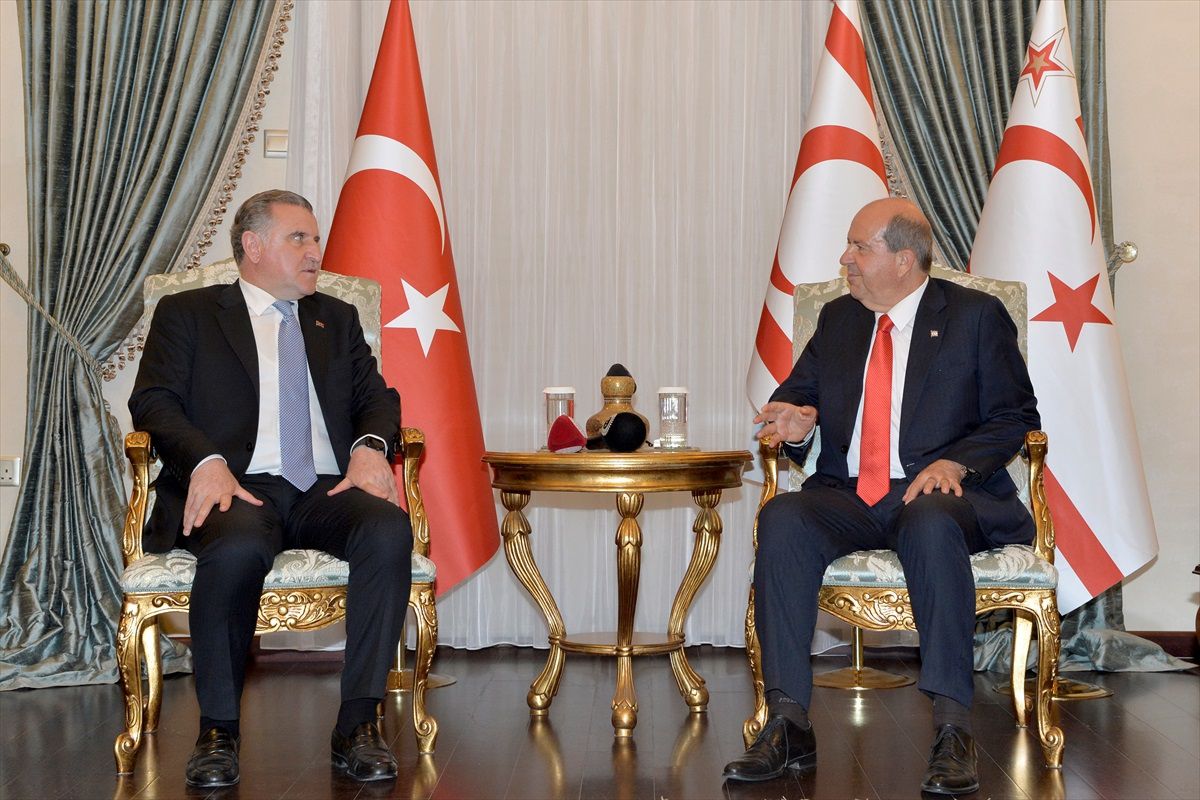 KKTC Cumhurbaşkanı Ersin Tatar, Gençlik ve Spor Bakanı Osman Aşkın Bak'ı Kabul Etti