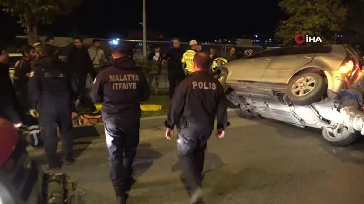 Malatya'da otomobil refüje çarptı, trafik kilitlendi