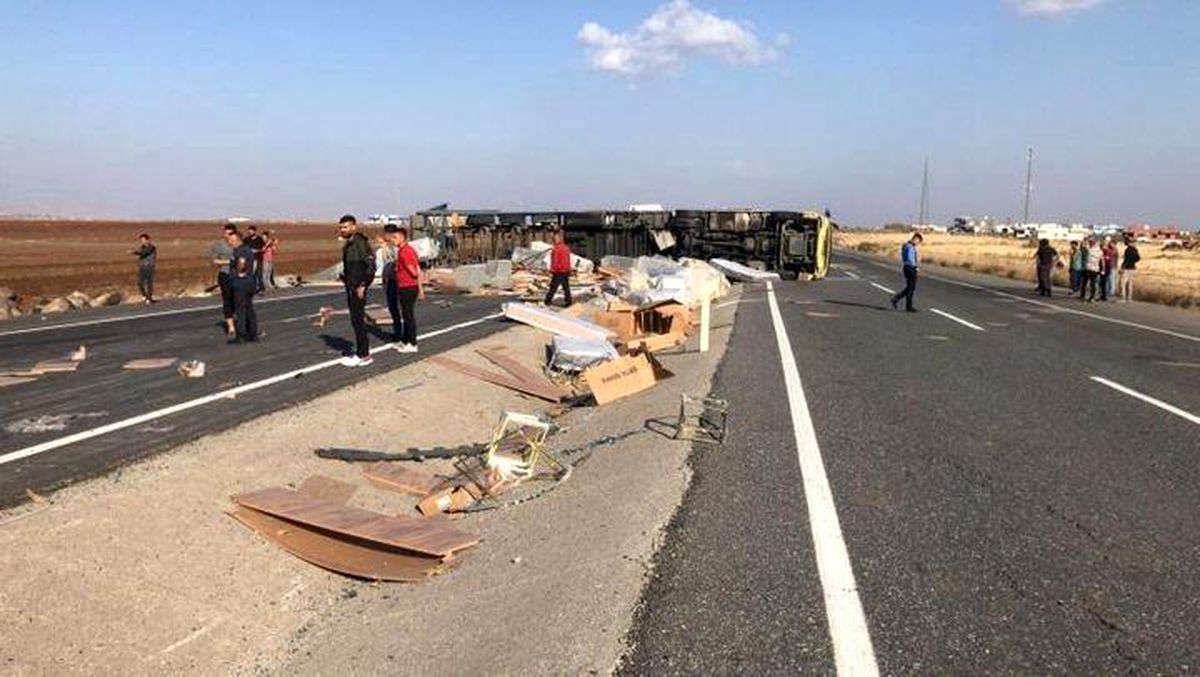 Mardin'de mobilya yüklü tır devrildi, 1 kişi yaralandı