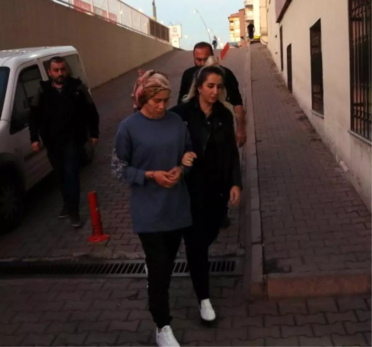 Kadın, şiddet gördüğünü öne sürdüğü eşini bıçaklayarak öldürdü