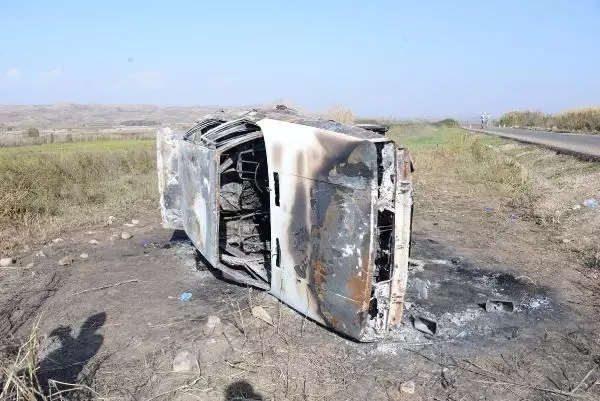 Siirt'te meydana gelen kazada yanarak ölen anne ve 5 çocuğu ile birlikte açılan 7. bir mezara da uzuvlar defnedildi Siirt'te meydana gelen kazada yanarak ölen anne ve 5 çocuğu ile birlikte açılan 7. bir mezara da uzuvlar defnedildi