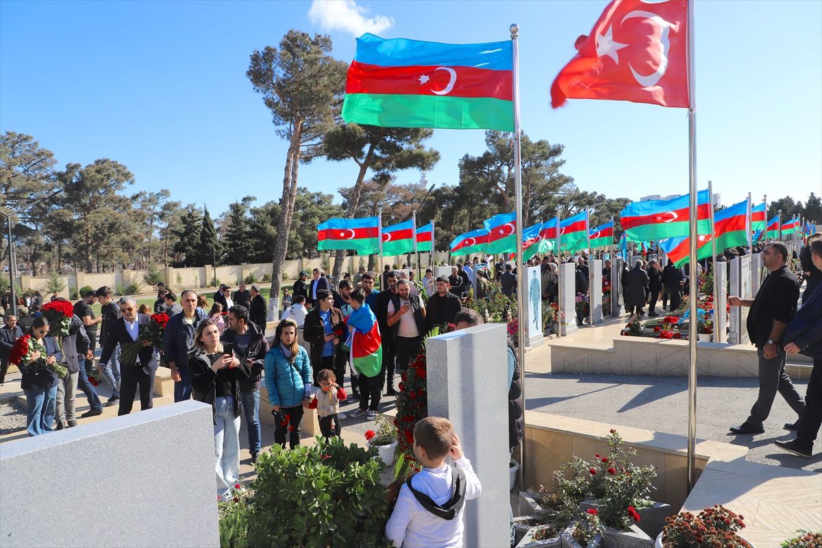 Azerbaycan'da Karabağ Zaferi'nin 3. yıl dönümünde şehitler anıldı