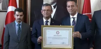 CHP Genel Başkanı seçilen Özgür Özel, mazbatasını aldı! Herkes aynı detaya takıldı