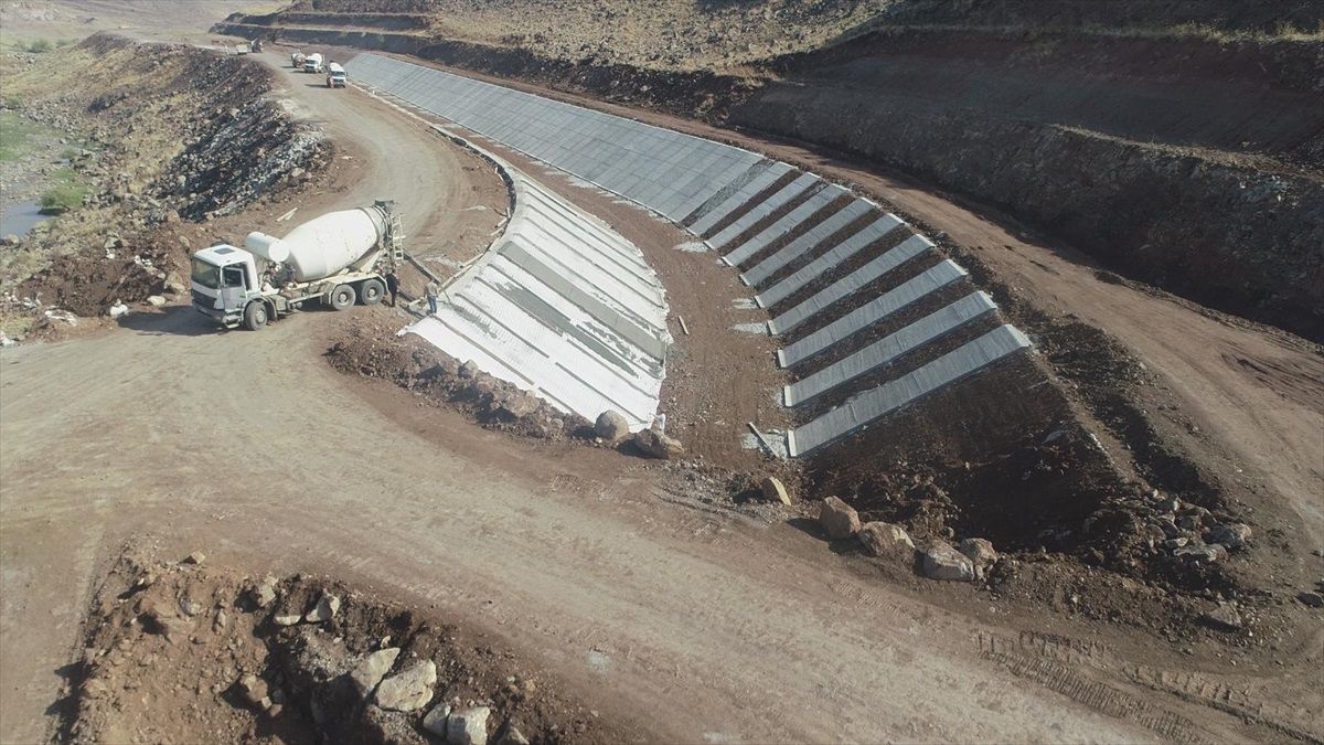 Diyarbakır'da tarımsal sulama çalışmaları devam ediyor