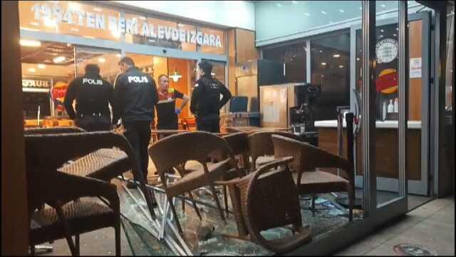 Esenyurt'ta İsrail'e tepki gösteren şahıs ünlü fast food restoranına saldırdı! Camı çerçeveyi yere indirdi Esenyurt'ta İsrail'e tepki gösteren şahıs ünlü fast food restoranına saldırdı! Camı çerçeveyi yere indirdi